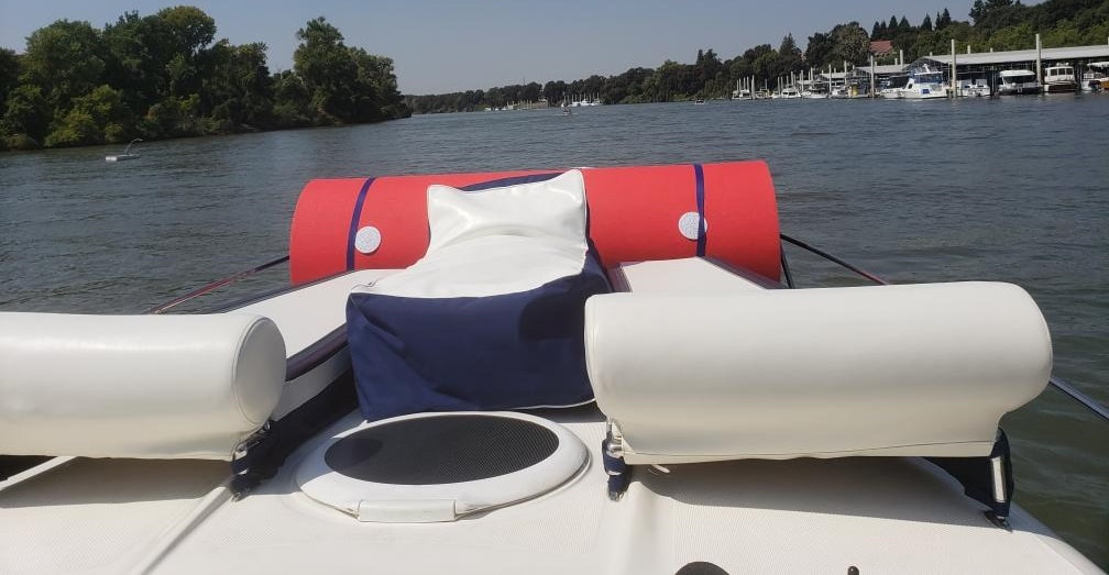 04 Maxim 29SE, complete remodel by James Boat and Fiberglass Repair, Dixon, CA - view of bow with custom loungers installed by JBR